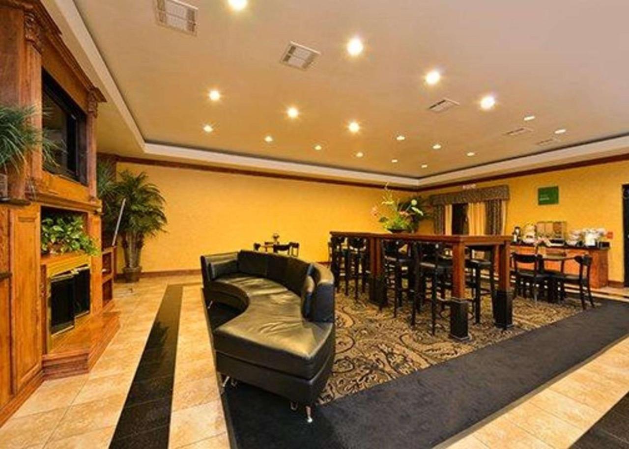 Comfort Suites Bay City Exterior photo